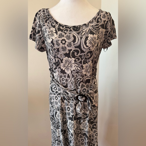 Elegant Floral Lace Dress - Picture 4 of 7